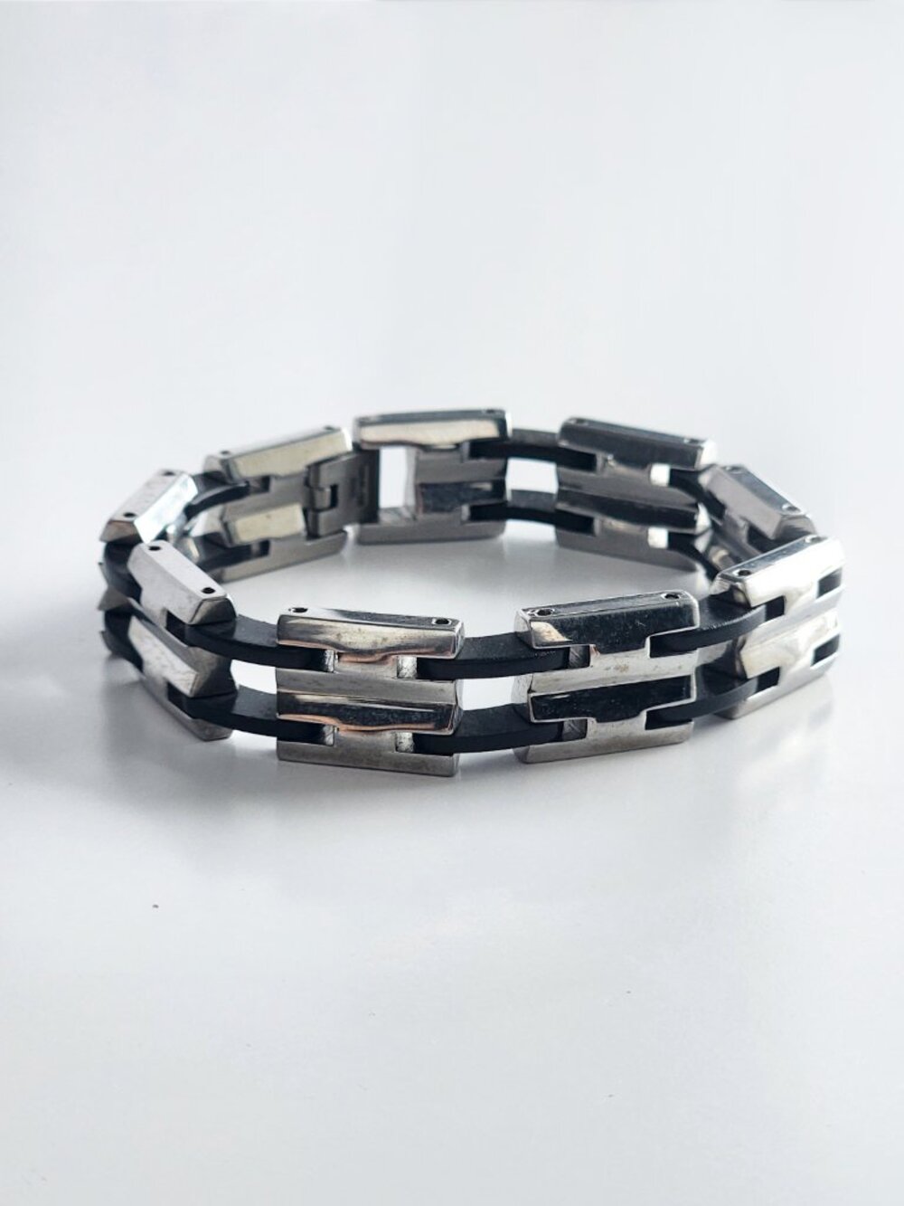 Mechanical rectangular silver and black chain bracelet made of stainless steel